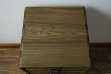 中古　未使用展示品　新古品　内部桐材　職人手作り　美しい柾目のシンプルな7段小引き出し(卓上収納、小物収納、サイドチェスト)(定価約15万円)(R-081851)