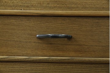 中古　未使用展示品　新古品　内部桐材　職人手作り　美しい柾目のシンプルな7段小引き出し(卓上収納、小物収納、サイドチェスト)(定価約15万円)(R-081851)