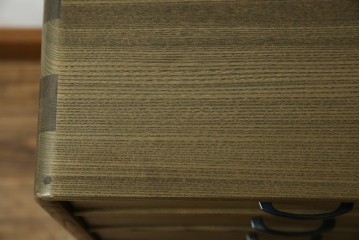 中古　未使用展示品　新古品　内部桐材　職人手作り　美しい柾目のシンプルな7段小引き出し(卓上収納、小物収納、サイドチェスト)(定価約15万円)(R-081851)