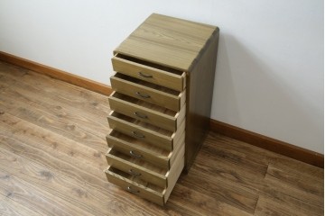 中古　未使用展示品　新古品　内部桐材　職人手作り　美しい柾目のシンプルな7段小引き出し(卓上収納、小物収納、サイドチェスト)(定価約15万円)(R-081851)