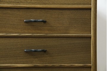 中古　未使用展示品　新古品　内部桐材　職人手作り　美しい柾目のシンプルな7段小引き出し(卓上収納、小物収納、サイドチェスト)(定価約15万円)(R-081851)