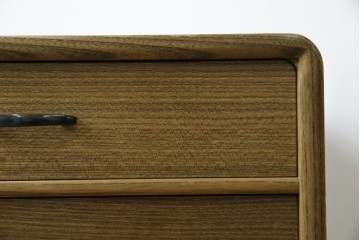 中古　未使用展示品　新古品　内部桐材　職人手作り　美しい柾目のシンプルな7段小引き出し(卓上収納、小物収納、サイドチェスト)(定価約15万円)(R-081851)