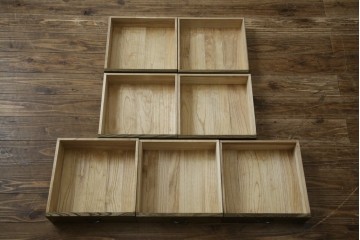 中古　未使用展示品　新古品　内部桐材　職人手作り　美しい柾目のシンプルな7段小引き出し(卓上収納、小物収納、サイドチェスト)(定価約15万円)(R-081851)