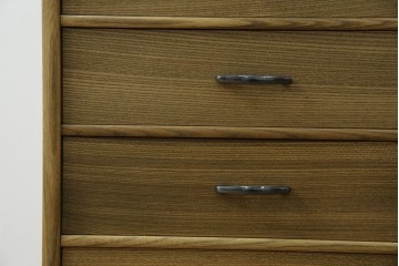 中古　未使用展示品　新古品　内部桐材　職人手作り　美しい柾目のシンプルな7段小引き出し(卓上収納、小物収納、サイドチェスト)(定価約15万円)(R-081851)