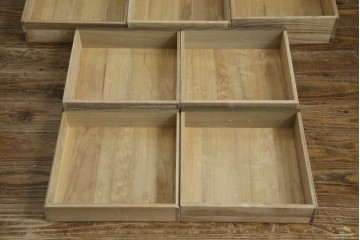 中古　未使用展示品　新古品　内部桐材　職人手作り　美しい柾目のシンプルな7段小引き出し(卓上収納、小物収納、サイドチェスト)(定価約15万円)(R-081851)