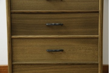 中古　未使用展示品　新古品　内部桐材　職人手作り　美しい柾目のシンプルな7段小引き出し(卓上収納、小物収納、サイドチェスト)(定価約15万円)(R-081851)