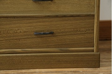 中古　未使用展示品　新古品　内部桐材　職人手作り　美しい柾目のシンプルな7段小引き出し(卓上収納、小物収納、サイドチェスト)(定価約15万円)(R-081851)