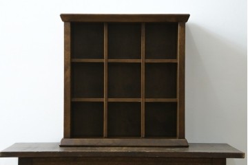 新古　未使用展示品　職人手作り　シンプルなデザインが取り入れやすい小さなマス目棚　(R-081853)