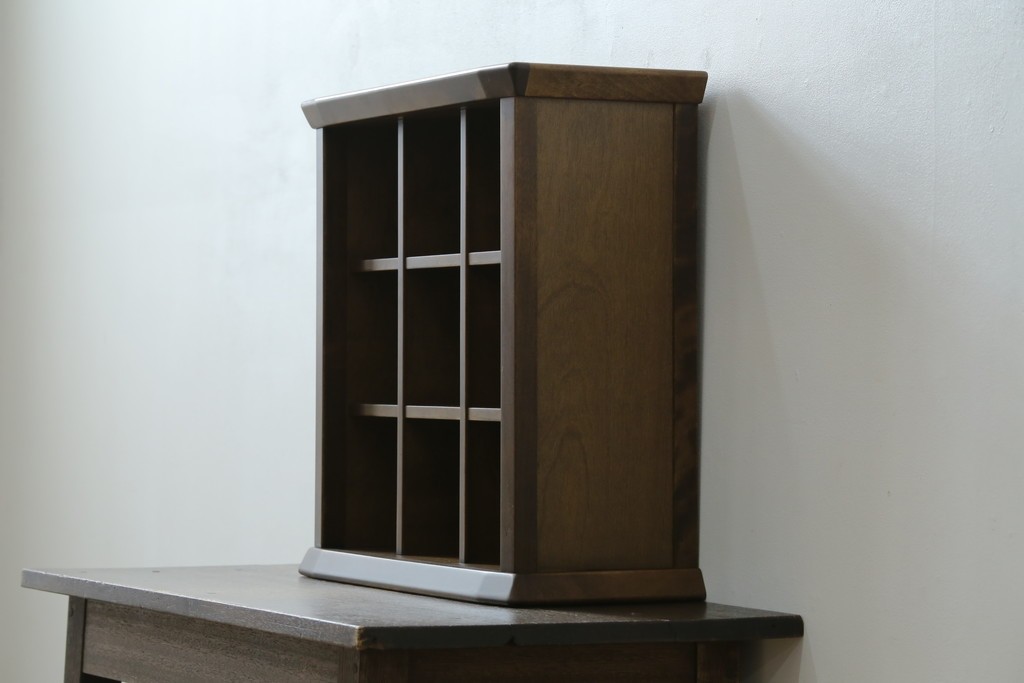 新古　未使用展示品　職人手作り　シンプルなデザインが取り入れやすい小さなマス目棚　(R-081853)