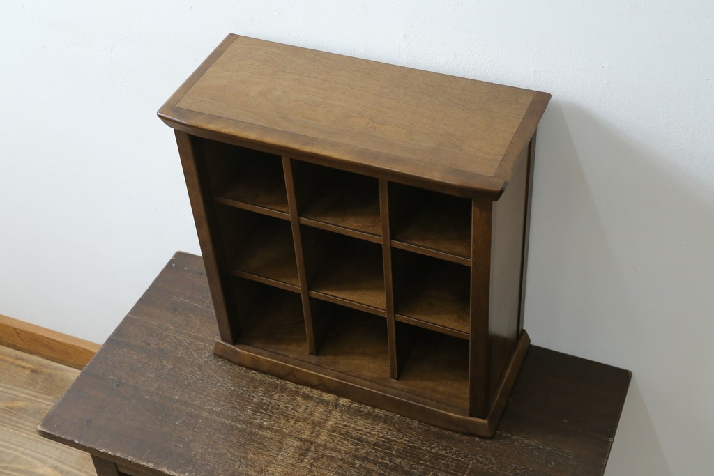 新古　未使用展示品　職人手作り　シンプルなデザインが取り入れやすい小さなマス目棚　(R-081853)