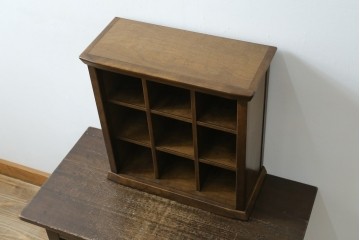 新古　未使用展示品　職人手作り　シンプルなデザインが取り入れやすい小さなマス目棚　(R-081853)