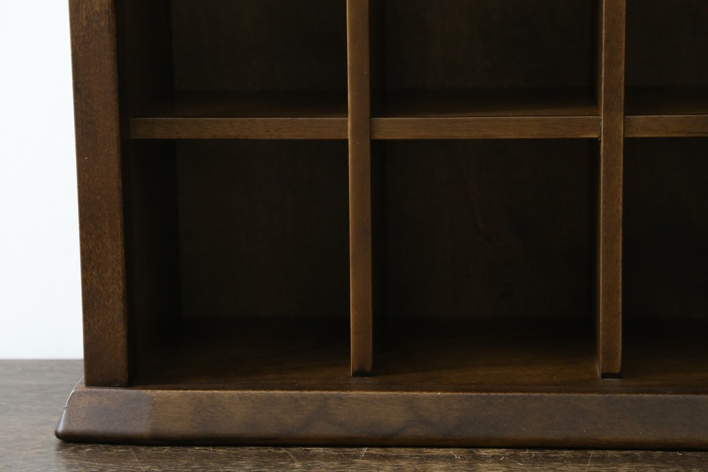 新古　未使用展示品　職人手作り　シンプルなデザインが取り入れやすい小さなマス目棚　(R-081853)