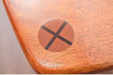 中古　未使用　展示品　新古品　岩手岩泉・純木家具　胡桃(クルミ)材　漆塗り　心地よい木の風合いが魅力的な板座RBチェア(アールバックチェア、ダイニングチェア、アームレスチェア、板座チェア、椅子、イス)(定価約10万円)(R-081854)