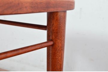 中古　未使用　展示品　新古品　岩手岩泉・純木家具　胡桃(クルミ)材　漆塗り　心地よい木の風合いが魅力的な板座RBチェア(アールバックチェア、ダイニングチェア、アームレスチェア、板座チェア、椅子、イス)(定価約10万円)(R-081854)