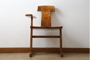 中古　未使用　展示品　新古品　岩手岩泉・純木家具　栃(トチ)材　漆塗り　心地よい木の風合いが魅力的な右側アーム付きチェア(アームチェア、板座チェア、ダイニングチェア、アームチェア、椅子、イス)(定価約16万円)(R-081855)