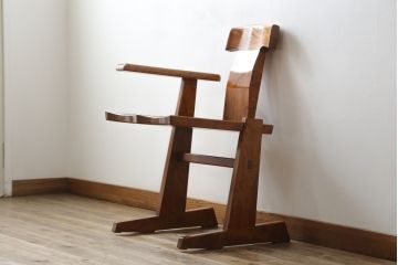 中古　未使用　展示品　新古品　岩手岩泉・純木家具　栃(トチ)材　漆塗り　心地よい木の風合いが魅力的な右側アーム付きチェア(アームチェア、板座チェア、ダイニングチェア、アームチェア、椅子、イス)(定価約16万円)(R-081855)