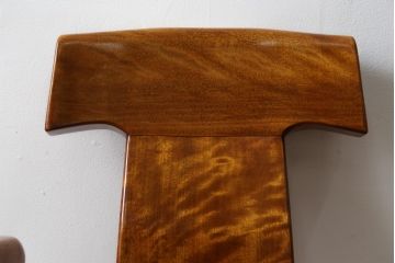 中古　未使用　展示品　新古品　岩手岩泉・純木家具　栃(トチ)材　漆塗り　心地よい木の風合いが魅力的な右側アーム付きチェア(アームチェア、板座チェア、ダイニングチェア、アームチェア、椅子、イス)(定価約16万円)(R-081855)