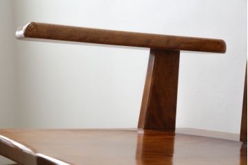 中古　未使用　展示品　新古品　岩手岩泉・純木家具　栃(トチ)材　漆塗り　心地よい木の風合いが魅力的な右側アーム付きチェア(アームチェア、板座チェア、ダイニングチェア、アームチェア、椅子、イス)(定価約16万円)(R-081855)