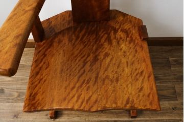 中古　未使用　展示品　新古品　岩手岩泉・純木家具　栃(トチ)材　漆塗り　心地よい木の風合いが魅力的な右側アーム付きチェア(アームチェア、板座チェア、ダイニングチェア、アームチェア、椅子、イス)(定価約16万円)(R-081855)