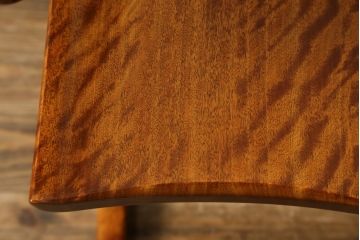 中古　未使用　展示品　新古品　岩手岩泉・純木家具　栃(トチ)材　漆塗り　心地よい木の風合いが魅力的な右側アーム付きチェア(アームチェア、板座チェア、ダイニングチェア、アームチェア、椅子、イス)(定価約16万円)(R-081855)