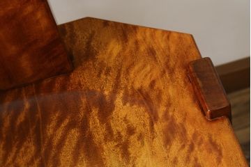 中古　未使用　展示品　新古品　岩手岩泉・純木家具　栃(トチ)材　漆塗り　心地よい木の風合いが魅力的な右側アーム付きチェア(アームチェア、板座チェア、ダイニングチェア、アームチェア、椅子、イス)(定価約16万円)(R-081855)
