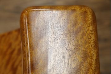 中古　未使用　展示品　新古品　岩手岩泉・純木家具　栃(トチ)材　漆塗り　心地よい木の風合いが魅力的な右側アーム付きチェア(アームチェア、板座チェア、ダイニングチェア、アームチェア、椅子、イス)(定価約16万円)(R-081855)