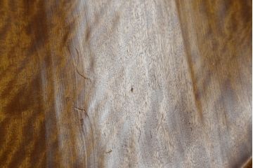 中古　未使用　展示品　新古品　岩手岩泉・純木家具　栃(トチ)材　漆塗り　心地よい木の風合いが魅力的な右側アーム付きチェア(アームチェア、板座チェア、ダイニングチェア、アームチェア、椅子、イス)(定価約16万円)(R-081855)