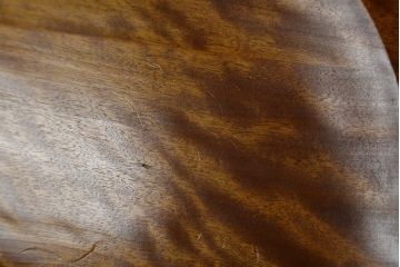 中古　未使用　展示品　新古品　岩手岩泉・純木家具　栃(トチ)材　漆塗り　心地よい木の風合いが魅力的な右側アーム付きチェア(アームチェア、板座チェア、ダイニングチェア、アームチェア、椅子、イス)(定価約16万円)(R-081855)