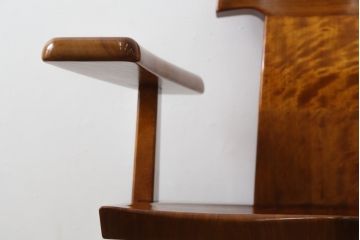 中古　未使用　展示品　新古品　岩手岩泉・純木家具　栃(トチ)材　漆塗り　心地よい木の風合いが魅力的な右側アーム付きチェア(アームチェア、板座チェア、ダイニングチェア、アームチェア、椅子、イス)(定価約16万円)(R-081855)