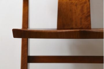 中古　未使用　展示品　新古品　岩手岩泉・純木家具　栃(トチ)材　漆塗り　心地よい木の風合いが魅力的な右側アーム付きチェア(アームチェア、板座チェア、ダイニングチェア、アームチェア、椅子、イス)(定価約16万円)(R-081855)