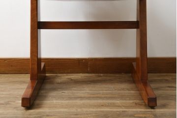 中古　未使用　展示品　新古品　岩手岩泉・純木家具　栃(トチ)材　漆塗り　心地よい木の風合いが魅力的な右側アーム付きチェア(アームチェア、板座チェア、ダイニングチェア、アームチェア、椅子、イス)(定価約16万円)(R-081855)