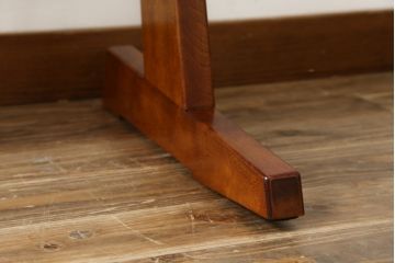 中古　未使用　展示品　新古品　岩手岩泉・純木家具　栃(トチ)材　漆塗り　心地よい木の風合いが魅力的な右側アーム付きチェア(アームチェア、板座チェア、ダイニングチェア、アームチェア、椅子、イス)(定価約16万円)(R-081855)