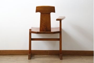 中古　未使用　展示品　新古品　岩手岩泉・純木家具　栃(トチ)材　漆塗り　心地よい木の風合いが魅力的な右側アーム付きチェア(アームチェア、板座チェア、ダイニングチェア、アームチェア、椅子、イス)(定価約16万円)(R-081855)