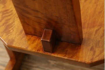 中古　未使用　展示品　新古品　岩手岩泉・純木家具　栃(トチ)材　漆塗り　心地よい木の風合いが魅力的な右側アーム付きチェア(アームチェア、板座チェア、ダイニングチェア、アームチェア、椅子、イス)(定価約16万円)(R-081855)