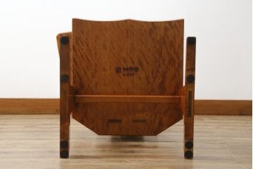 中古　未使用　展示品　新古品　岩手岩泉・純木家具　栃(トチ)材　漆塗り　心地よい木の風合いが魅力的な右側アーム付きチェア(アームチェア、板座チェア、ダイニングチェア、アームチェア、椅子、イス)(定価約16万円)(R-081855)