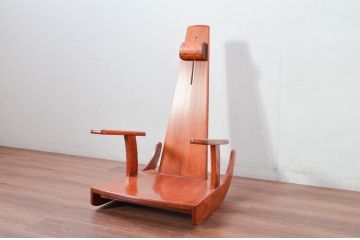 中古　未使用　展示品　新古品　岩手岩泉・純木家具　胡桃(クルミ)材　漆塗り　心地よい木の風合いが魅力的な安楽座椅子(ロッキングチェア、板座チェア、座椅子、揺りイス、アームチェア、椅子、イス)(定価約22万円)(R-081856)