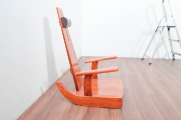 中古　未使用　展示品　新古品　岩手岩泉・純木家具　胡桃(クルミ)材　漆塗り　心地よい木の風合いが魅力的な安楽座椅子(ロッキングチェア、板座チェア、座椅子、揺りイス、アームチェア、椅子、イス)(定価約22万円)(R-081856)