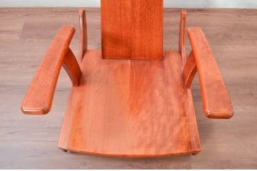 中古　未使用　展示品　新古品　岩手岩泉・純木家具　胡桃(クルミ)材　漆塗り　心地よい木の風合いが魅力的な安楽座椅子(ロッキングチェア、板座チェア、座椅子、揺りイス、アームチェア、椅子、イス)(定価約22万円)(R-081856)