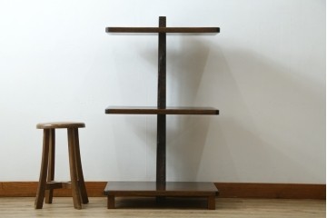 新古　未使用展示品　栓材　漆塗り　心地よい木の風合いが魅力的な飾り棚　定価約12万円　(R-081858)