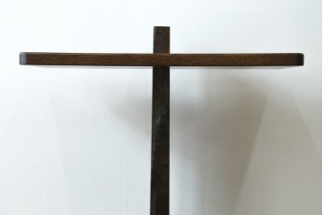 新古　未使用展示品　栓材　漆塗り　心地よい木の風合いが魅力的な飾り棚　定価約12万円　(R-081858)