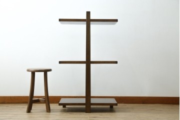 新古　未使用展示品　栓材　漆塗り　心地よい木の風合いが魅力的な飾り棚　定価約12万円　(R-081858)