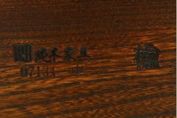 新古　未使用展示品　栓材　漆塗り　心地よい木の風合いが魅力的な飾り棚　定価約12万円　(R-081858)