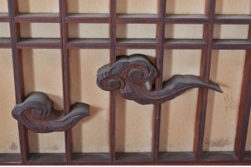アンティーク建具　雲の図の彫刻がアクセントの格子の障子欄間1枚(明り取り、明かり取り)(R-081862)
