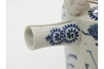 江戸期　古伊万里　染付　蛸唐草　山水図　匠の繊細な表現に引き付けられる銚子(花、急須、水注、酒器、和食器)(R-081865)
