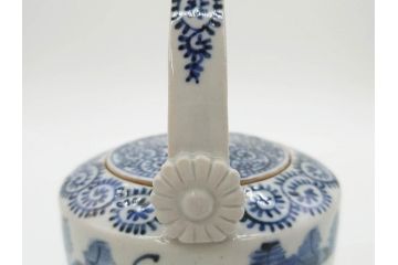 江戸期　古伊万里　染付　蛸唐草　山水図　匠の繊細な表現に引き付けられる銚子(花、急須、水注、酒器、和食器)(R-081865)