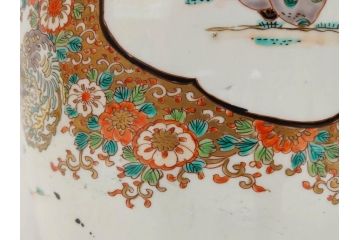 江戸〜明治期　古伊万里　錦地　色絵　高さ 約57cm　華麗な色付が美しい花瓶(松、菊、花鳥、鳳凰、人物、風景、獅子、花生、花入、花器、金彩、二尺、共箱付)(R-081878)