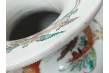 江戸〜明治期　古伊万里　錦地　色絵　高さ 約57cm　華麗な色付が美しい花瓶(松、菊、花鳥、鳳凰、人物、風景、獅子、花生、花入、花器、金彩、二尺、共箱付)(R-081878)