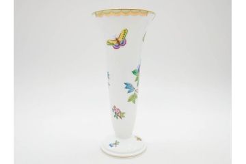 ヘレンド　ハンガリー　HEREND HVNGARY　ヴィクトリア・ブーケ　高さ 約22cm　気品を感じるフラワーベース(蝶、ちょう、花瓶、花入、花生、花器、金彩、ハンドペイント)(R-081879)
