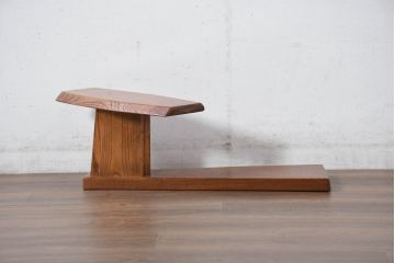 中古　美品　国産職人手作り　ユニークなデザインの飾り棚(飾り台、花台、ディスプレイ、肘掛け、ひじ掛け)(R-081885)