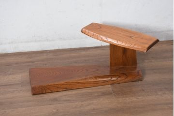 中古　美品　国産職人手作り　ユニークなデザインの飾り棚(飾り台、花台、ディスプレイ、肘掛け、ひじ掛け)(R-081885)